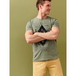 T-SHIRT Z NADRUKIEM. T-shirty męskie marki TOP SECRET. Za 39.99 zł.