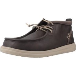 Buty HEY DUDE WALLY MID GRIPR CLASSIC Brązowy. Brązowe buty trekkingowe męskie PRO BRANDS, bez wzorów, z syntetyku, bez zapięcia, trekkingowe. W wyprzedaży za 374.20 zł.