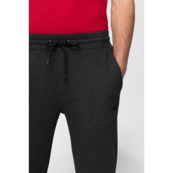 Spodnie dresowe męskie SPMD301 - ciemny szary melanż. Spodnie dresowe męskie marki 4f. Za 119.99 zł.