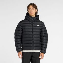 Kurtka zimowa męska New Balance MO53500BK – czarna. Czarne kurtki męskie New Balance, na zimę, m, z aplikacjami, z materiału, bez ramiączek, z kapturem. Za 779.99 zł.