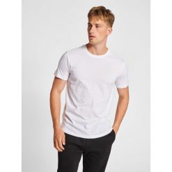 Koszulka Hummel Red Basic. Białe t-shirty sportowe męskie HUMMEL, xl, bez wzorów, z bawełny, sportowe, bez ramiączek. Za 117.00 zł.