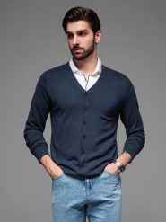 Dzianinowy monochromatyczny męski kardigan z wiskozą – granatowy V1 - Rozmiar: XL. Niebieskie kardigany męskie Ombre Clothing, m, z aplikacjami, z dzianiny, bez ramiączek. W wyprzedaży za 127.49 zł.