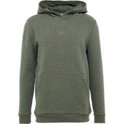 Holzweiler HANGER HOODIE Bluza z kapturem green melange. Zielone bluzy nierozpinane męskie Holzweiler, z bawełny. Za 719.00 zł.