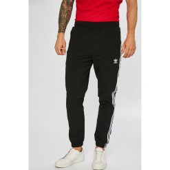 Adidas Originals - Spodnie Warm-up. Długie spodnie sportowe męskie marki Adidas Originals. W wyprzedaży za 259.90 zł.
