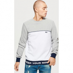 Bluza z napisem - Biały. Białe bluzy nierozpinane męskie Cropp, z napisami. Za 89.99 zł.