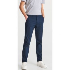 Klasyczne chinosy slim - Granatowy. Sztyblety męskie marki Reserved. Za 129.99 zł.