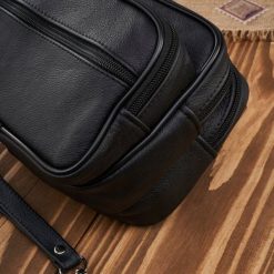 Abruzzo Saszetka męska skórzana do ręki praktyczna pojemna czarna ABR-13. Czarne saszetki męskie Abruzzo, bez wzorów. Za 143.30 zł.