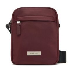 Saszetka Calvin Klein. Czerwone saszetki męskie Calvin Klein, bez wzorów, młodzieżowe, małe. Za 299.99 zł.