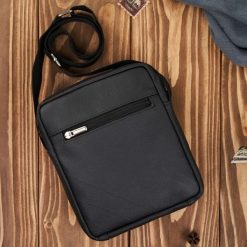 Saszetka męska skórzana na ramię klasyczna czarna miejska Abruzzo ABR-48. Czarne saszetki męskie bez wzorów, z nylonu. Za 99.00 zł.