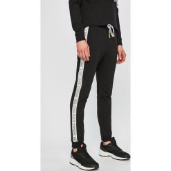 Versace Jeans - Spodnie sportowe. Długie spodnie sportowe męskie marki Versace Jeans. Za 899.90 zł.