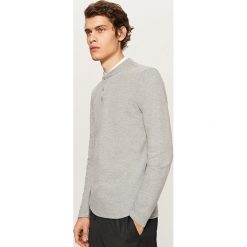 Gładki t-shirt z długim rękawem - Jasny szar. Koszulki męskie z długim rękawem marki Reserved. W wyprzedaży za 19.99 zł.