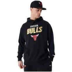 Bluza męska New Era Team Script OS Hoody Chicago Bulls. Czarne bluzy nierozpinane męskie New Era, m, bez wzorów, bez ramiączek, bez kaptura. Za 249.99 zł.