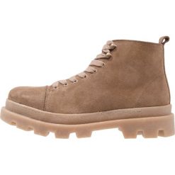 Samsøe & Samsøe PARKER Botki sznurowane taupe. Buty zimowe męskie marki Samsøe & Samsøe. W wyprzedaży za 591.75 zł.