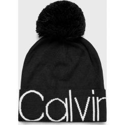 Calvin Klein - Czapka. Czarne czapki męskie Calvin Klein, na zimę, z nadrukiem, z dzianiny. Za 179.90 zł.