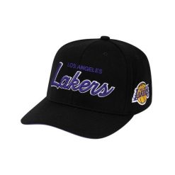 Czapka typu snapback Mitchell & Ness Foundation Script Stretch Los Angeles Laker. Czarne czapki męskie Mitchell & Ness, bez wzorów, eleganckie. Za 218.50 zł.