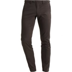DRYKORN Chinosy khaki. Brązowe spodnie na co dzień męskie DRYKORN, z bawełny. Za 509.00 zł.