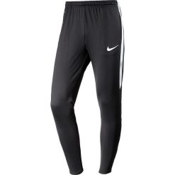 Spodnie "Squad" w kolorze czarnym. Długie spodnie sportowe męskie marki Nike Performance. W wyprzedaży za 128.95 zł.