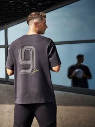 4F T-shirt oversize z nadrukiem męski 4F x Robert Lewandowski - szary M. Szare t-shirty sportowe męskie 4f, l, bez wzorów, z bawełny, sportowe, bez ramiączek. Za 129.99 zł.