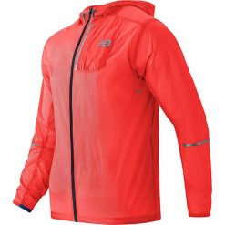 Kurtka "Lite" w kolorze koralowym do biegania. Kurtki męskie marki New Balance. W wyprzedaży za 252.95 zł.
