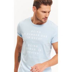 T-SHIRT MĘSKI Z NAPISAMI. Niebieskie t-shirty męskie TOP SECRET, bez wzorów, z bawełny, bez kołnierzyka, bez ramiączek. W wyprzedaży za 9.99 zł.