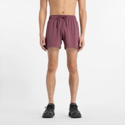 Spodenki męskie New Balance MS41286FDP – bordowe. Czerwone szorty sportowe męskie New Balance, bez wzorów, z materiału, sportowe. Za 199.99 zł.