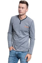 MĘSKI LONGSLEEVE MUSTANG ADRIAN V HENLEY 1008969 5323. Koszulki męskie z długim rękawem Mustang, m, bez wzorów, bez kołnierzyka, bez ramiączek. Za 109.99 zł.