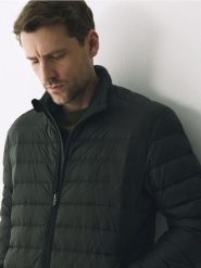 Puchowa kurtka z pokrowcem - zielony. Zielone kurtki męskie Reserved, l, bez wzorów, z puchu, bez ramiączek, bez kaptura. Za 299.99 zł.