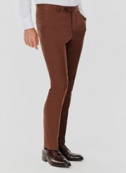 PAKO LORENTE – Brązowe męskie spodnie garniturowe. Brązowe eleganckie spodnie męskie Pako Lorente, bez wzorów, z elastanu, eleganckie. Za 599.99 zł.