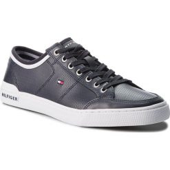 Sneakersy TOMMY HILFIGER - Core Corporate Leather Sneaker FM0FM01497 Midnight 403. Buty sportowe na co dzień męskie marki Tommy Hilfiger. W wyprzedaży za 299.00 zł.