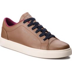 Sneakersy GUESS - FMLSS4 LEA12 COGNA. Buty sportowe na co dzień męskie marki KALENJI. W wyprzedaży za 259.00 zł.