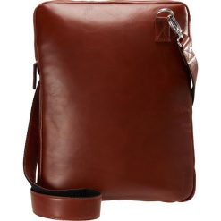 Royal RepubliQ LAPTOP COVER WITH STRAP Torba na laptopa cognac. Torby na laptopa męskie marki Royal RepubliQ. Za 379.00 zł.