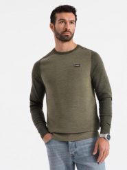 Bawełniany sweter męski z naszywką i raglanowymi rękawami – oliwkowy V2 OM-SWSW-0121 - XXL. Niebieskie swetry męskie Ombre Clothing, z aplikacjami, z bawełny, bez kołnierzyka, bez ramiączek. Za 125.99 zł.