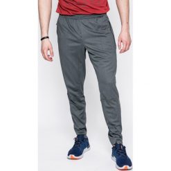 Reebok - Spodnie. Szare długie spodnie sportowe męskie Reebok, bez wzorów, z dzianiny. W wyprzedaży za 139.90 zł.