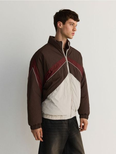 Kurtka ze stójką - wielobarwny. Kurtki męskie Reserved, l, bez wzorów, z tkaniny, bez ramiączek, bez kaptura. W wyprzedaży za 89.99 zł.