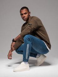 Jeansowe męskie joggery z lampasami – niebieskie V3 - Rozmiar: M. Niebieskie długie spodnie sportowe męskie Ombre Clothing, bez wzorów, z bawełny. Za 269.99 zł.