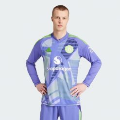 Koszulka Manchester United 24/25 Long Sleeve Goalkeeper. Fioletowe koszulki męskie z długim rękawem ADIDAS, xl, bez wzorów, z materiału, sportowe, bez kołnierzyka, bez ramiączek. Za 499.00 zł.