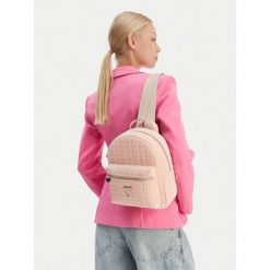 Plecak Guess. Czerwone plecaki męskie Guess, z aplikacjami. Za 337.99 zł.