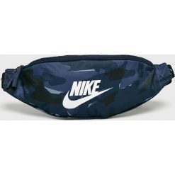 Nike Sportswear - Saszetka. Szare saszetki męskie marki Nike Sportswear, w paski, z materiału. W wyprzedaży za 69.90 zł.