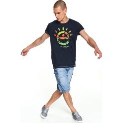 T-SHIRT Z NADRUKIEM. Niebieskie t-shirty męskie TOP SECRET, l, bez wzorów, z bawełny, bez kołnierzyka, bez ramiączek. W wyprzedaży za 19.99 zł.