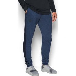 Spodnie w kolorze niebieskim. Długie spodnie sportowe męskie marki Under Armour. W wyprzedaży za 179.95 zł.
