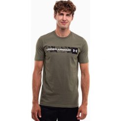 Koszulka sportowa męska Under Armour Camo Chest Stripe. Zielone t-shirty sportowe męskie Under Armour, l, bez wzorów, sportowe, bez ramiączek. Za 114.00 zł.