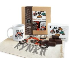 Motorynka — paczka (Zawartość paczki: koszulka - torba - kubek - słodycze; Rozmiar koszulki / bluzy: 4XL (męska); Kolor koszulki / bluzy: biały; Rodza. Białe bluzy nierozpinane męskie nikiniki, l, bez wzorów, z bawełny, młodzieżowe, bez ramiączek, bez kaptura. Za 169.00 zł.