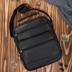 Torba męska na ramię listonoszka skórzana czarna do pracy Paolo Peruzzi T-127-BL. Czarne torby męskie na ramię bez wzorów, z materiału, biznesowe, na ramię. Za 259.00 zł.