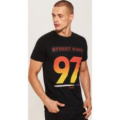 T-shirt z nadrukiem - Czarny. Czarne t-shirty męskie House, z nadrukiem. Za 39.99 zł.
