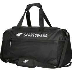 Torba sportowa TPU109 - głęboka czerń. Torby sportowe męskie marki 4f. W wyprzedaży za 99.99 zł.