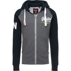 Superdry RAGLAN ZIPHOOD Bluza rozpinana three pointer navy. Bluzy rozpinane męskie marki Superdry. W wyprzedaży za 350.10 zł.