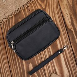 Saszetka męska skórzana do ręki klasyczna czarna mała Abruzzo ABR-09. Czarne saszetki męskie bez wzorów, ze skóry, małe. Za 99.99 zł.