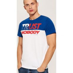 T-shirt z napisem - Niebieski. Niebieskie t-shirty męskie House, z napisami. Za 39.99 zł.