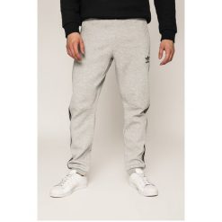 Adidas Originals - Spodnie. Szare spodnie dresowe męskie marki Adidas Originals, z bawełny. W wyprzedaży za 259.90 zł.