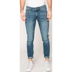 Wrangler - Jeansy Larston. Jeansy męskie marki Wrangler. W wyprzedaży za 199.90 zł.